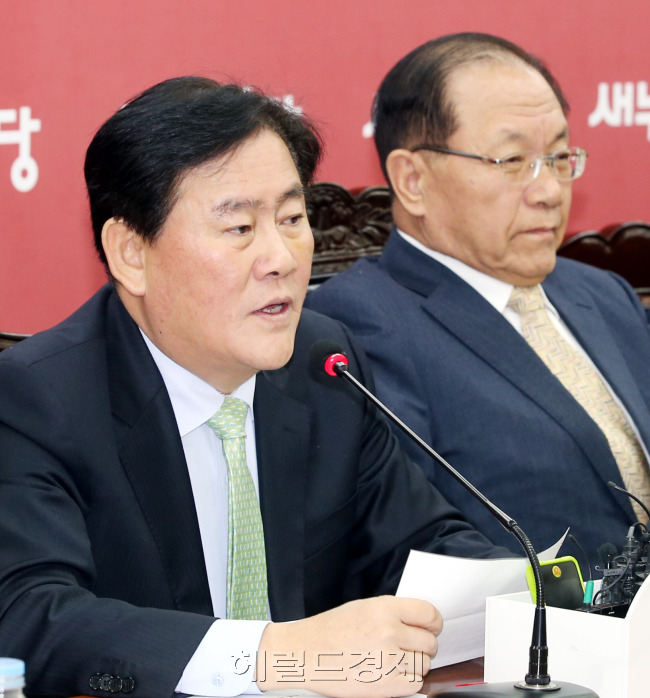 새누리당 황우여 대표와 최경환 원내대표는 20일 오전 여의도 당사에서 최고중진연석회의를 열어 국회 정상화 방안 등 정국 현안에 대해 논의하고 있다. 박현구 기자phko@heraldcorp.com
새누리당 황우여 대표와 최경환 원내대표는 20일 오전 여의도 당사에서 최고중진연석회의를 열어 국회 정상화 방안 등 정국 현안에 대해 논의하고 있다. 박현구 기자phko@heraldcorp.com
국가기관 대선개입 댓글 의혹과 관련한 특검 도입을 둘러싸고 여야 간 치열한 대립이 전개되고 있는 가운데, 20일 열린 새누리당 최고위원회의에서 최경환 원내대표가 특검 절대 불가 입장을 강경하게 밝히고 있다. 최 대표는 또 국회선진화법과 관련해 “다수결 원리 부정, 민주주의 원리에 어긋나는 법안이지만 야당이 악용만 하지 않으면 할 수 있는데, 단 한 건도 처리 안해주지 않느냐”면서 “방치되면 국정은 마비되고, 나라 망한다”고 말했다. 　박현구 기자/phko@