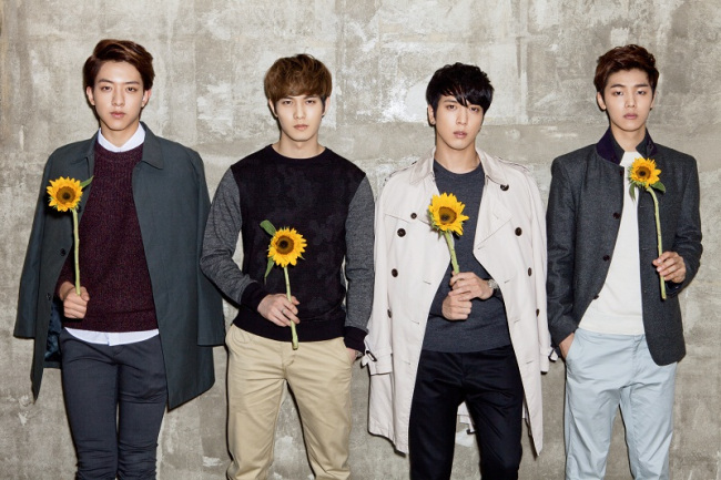 이정신(좌부터가수/CNBLUE),이종현(가수/CNBLUE),정용화(가수/탤런트/CNBLUE),강민혁(가수/탤런트/CNBLUE)
씨엔블루가 오는 26일 첫 베스트 앨범 ‘프레젠트(PRESENT)’를 발매한다.