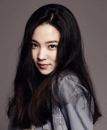 윤소희(탤런트)
윤소희가 엑소 뮤즈로 무대에 선다.