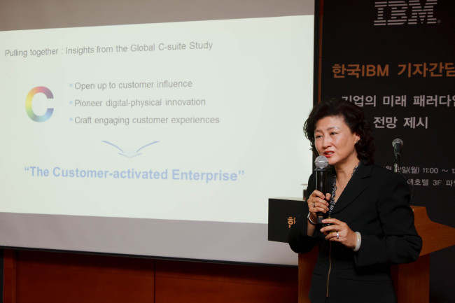 IBM Korea’s general manager Shirley Yu-Tsui delivers a speech at a press conference in Seoul on Monday.   IBM Korea