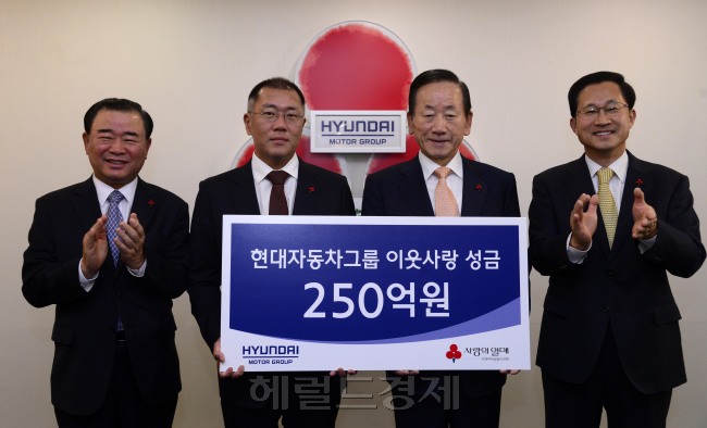 정의선 현대차 그룹 부회장이 20일 오전 서울 중구 사회복지공동모금회 건물에서 이웃사랑 성금전달식을 가지고 있다. 박해묵 기자/mook@heraldcorp.com
정의선 현대차 그룹 부회장이 20일 오전 서울 중구 사회복지공동모금회 건물에서 이웃사랑 성금전달식을 가지고 있다. 박해묵 기자/mook@heraldcorp.com
정의선 현대차 그룹 부회장이 20일 오전 서울 중구 사회복지공동모금회 건물에서 이웃사랑 성금전달식을 가지고 있다. 박해묵 기자/mook@heraldcorp.com
정의선 현대차 그룹 부회장이 20일 오전 서울 중구 사회복지공동모금회 건물에서 이웃사랑 성금전달식을 가지고 있다. 박해묵 기자/mook@heraldcorp.com