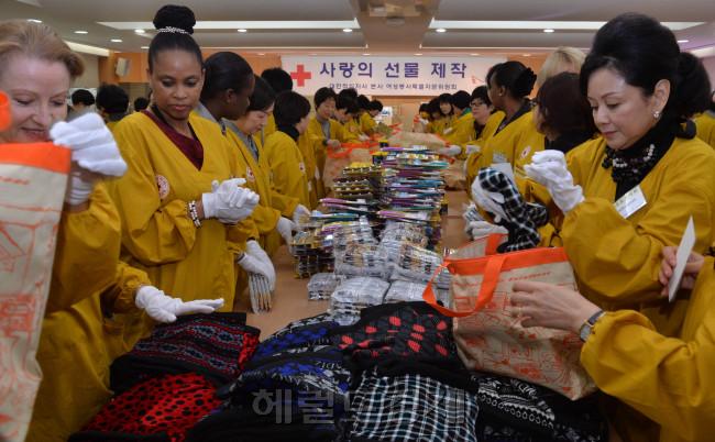 20일 오전 서울 대한적십자 본사에서 여성봉사특별자문위원외와 수요봉사회가 조손가정과 홀로사시는 어르신들에게 전달할 사랑의 선물을 제작하고 있다.<br />이상섭 기자. babtong@heraldcorp.com 2013.11.20
20일 오전 서울 대한적십자 본사에서 여성봉사특별자문위원외와 수요봉사회가 조손가정과 홀로사시는 어르신들에게 전달할 사랑의 선물을 제작하고 있다.
이상섭 기자. babtong@heraldcorp.com 2013.11.20