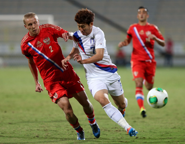 손흥민(축구선수/TSV바이엘04레버쿠젠포워드)
Korea’s Son Heung-min heads upfield against Russia.   Yonhap News