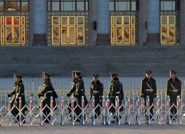 Chinese para-military police patrol beside the Great Hall of the People after the Communist Party Central Committee concluded its secretive Third Plenum in Beijing on Nov. 12.   AFP-Yonhap News
