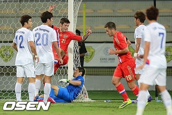 정성룡(축구선수/수원삼성블루윙즈골키퍼)
한국 축구 대표팀의 수문장 자리를 놓고 정성룡(수원 삼성)과 김승규(울산 현대)간 각축이 치열해 질 전망이다.