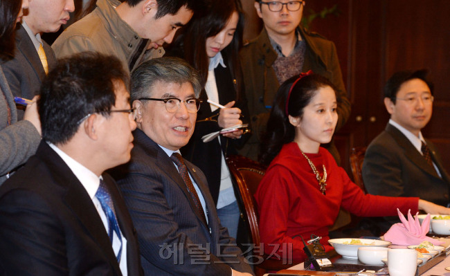 김중수(금융인/전대학총장/한국은행총재)
김중수 한국은행 총재가 20일 오전 서울 남대문로 한은에서 열린 경제동향간담회에서 최근의 경제상황에 대해 말하고 있다. 김 총재는 풍부한 유동성이 한국으로 유입되면서 환율이 하락했다고 진단했고, 투자 부진요인으론 불확실성을 꼽았다.