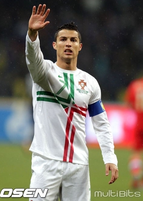 크리스티아누호날두(CristianoRonaldo/축구선수/레알마드리드포워드)
해트트릭을 작성하며 조국 포르투갈을 월드컵 본선으로 이끈 크리스티아누 호날두(28ㆍ레알 마드리드)가 자국 대표팀 역대 최다골 타이기록도 세웠다.