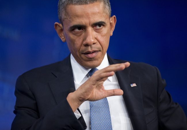 버락오바마(BarackObama/정치인/미국대통령)
U.S. President Barack Obama gestures while speaking at the Wall Street Journal CEO Council annual meeting in Washington on Tuesday.   AP-Yonhap News
