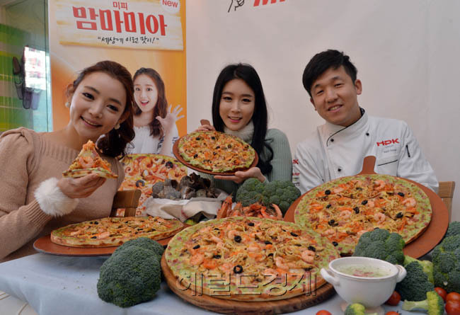 20일 미스터피자 청계광장점에서 미스터피자가 프리미엄 신제품 피자 ‘맘마미아’ 출시행사가 열렸다. 이번에 출시된 ‘맘마미아’는 가장자리에 브로콜리 수프를 담아낸 수제도우에 해산물과 오븐치즈 포테이토, 이탈리아 정통 햄 살라미를 얹은 프리미엄 피자이다.