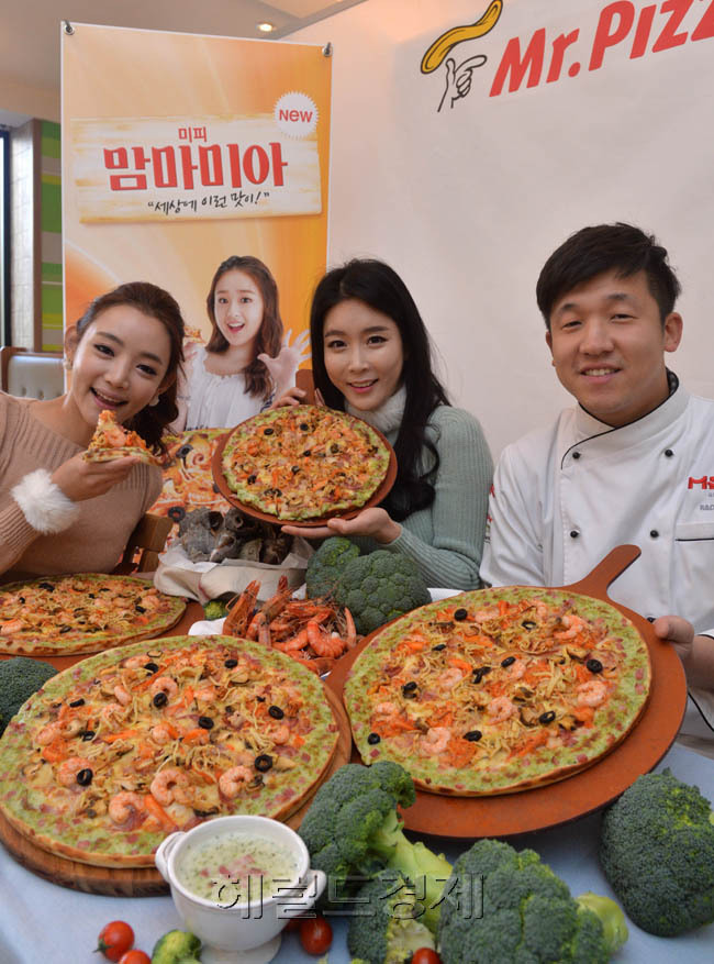 20일 미스터피자 청계광장점에서 미스터피자가 프리미엄 신제품 피자 ‘맘마미아’ 출시행사가 열렸다. 이번에 출시된 ‘맘마미아’는 가장자리에 브로콜리 수프를 담아낸 수제도우에 해산물과 오븐치즈 포테이토, 이탈리아 정통 햄 살라미를 얹은 프리미엄 피자이다.