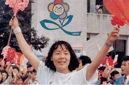 임수경(국회의원/전사회기관단체인/외교통상통일위원회위원)
민주당 임수경 의원이 1989년 방북 때 김일성 주석을 ‘아버지’로 불렀다고 말한 새누리당 의원 등을 상대로 낸 소송에서 패소했다.