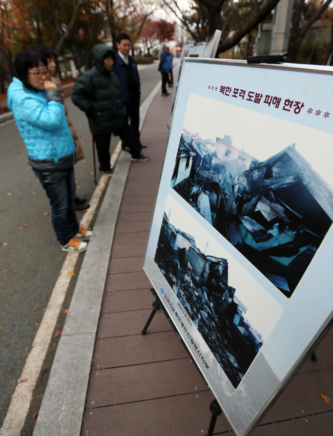 A photo exhibition is held to mark the third anniversary of North Korea’s shelling of Yeonpyeongdo Island at a park in Incheon on Tuesday, four days before the national commemoration of the attack.   Yonhap News.
A photo exhibition is held to mark the third anniversary of North Korea’s shelling of Yeonpyeongdo Island at a park in Incheon on Tuesday, four days before the national commemoration of the attack.   Yonhap News.