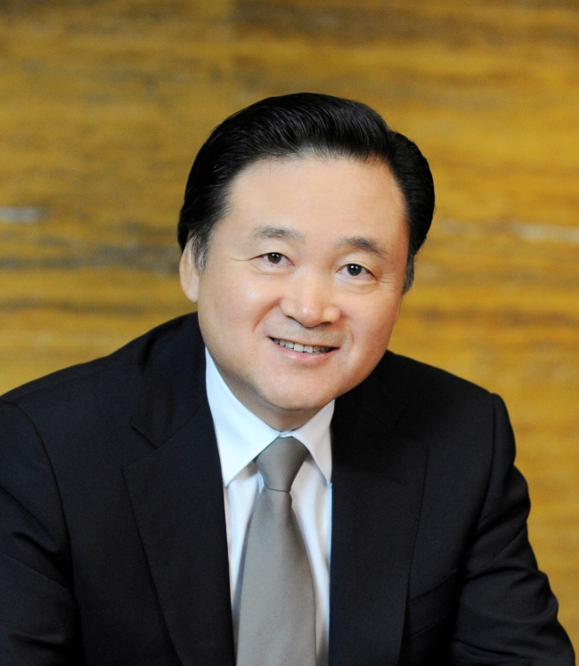 허영인(기업인/SPC그룹회장)
SPC Group chairman Huh Young-in was awarded Wednesday with the highest level of recognition by the Korean Academic Society of Business Administration for his innovative management skills and leadership, the company said.