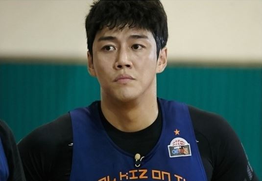 김혁(연극배우)
화려한 농구 실력으로 화제를 모은 배우 김혁이 갑작스러운 세간의 관심에 당황하면서도 기쁜 마음을 드러냈다.