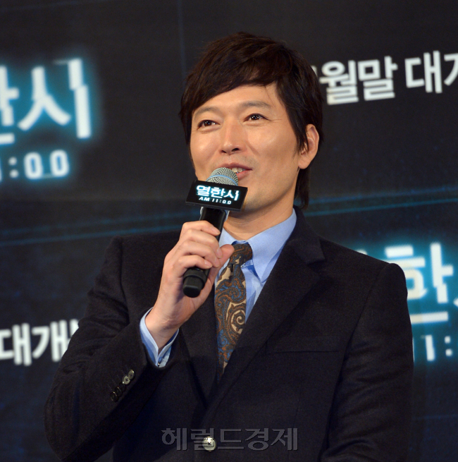 정재영(영화배우)
배우 정재영이 20일 오후 서울 성동구 행당동 CGV 왕십리점에서 열린 영화 ‘열한시’(김현석 감독) 언론시사회에 참석해 소감을 말하고 있다.