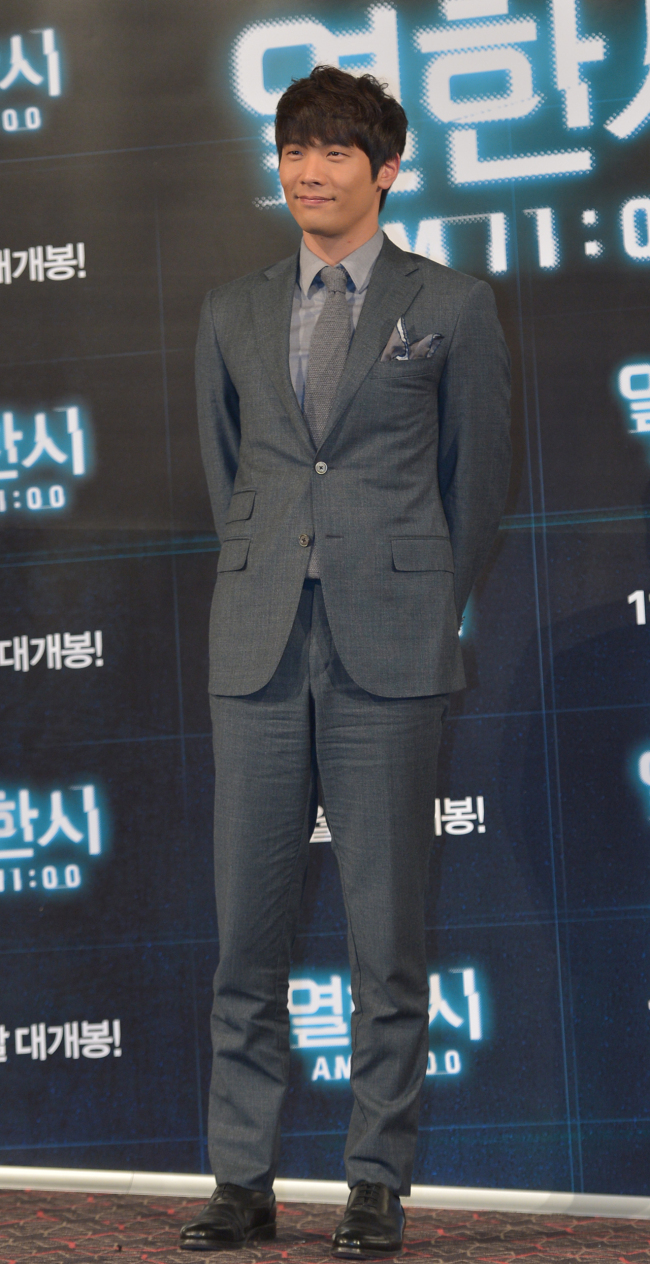 최다니엘(탤런트/영화배우)
배우 최다니엘이 20일 오후 서울 성동구 행당동 CGV 왕십리점에서 열린 영화 ‘열한시’(김현석 감독) 언론시사회에 참석해 소감을 말하고 있다.