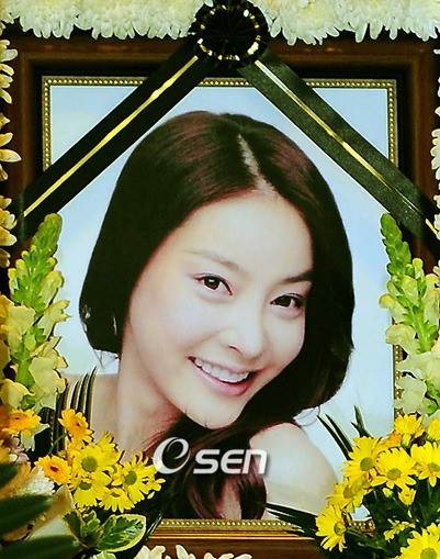 장자연(모델/탤런트)
故장자연의 성접대 강요 내용이 담긴 ‘장자연 문건’에 조작 증거가 없다는 법원의 판결이 내려졌다.
　