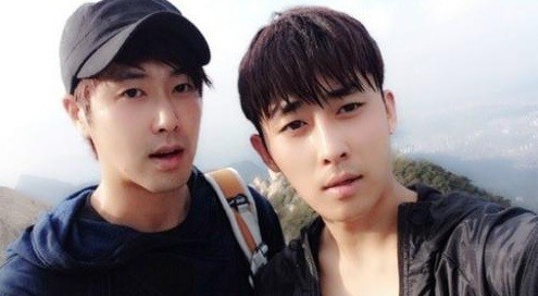 유노윤호(좌부터/정윤호/가수/탤런트/동방신기),손호준(영화배우/탤런트)
최근 한 온라인 커뮤니티에는 tvN ‘응답하라1994’에서 전라남도 순천 출신 해태 역을 맡아 실감나는 사투리 연기와 훈훈한 외모를 뽐낸 배우 손호준 일상 사진이 게재됐다.