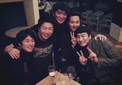 장혁(좌부터/정용준/영화배우/탤런트),김수로(김상중/영화배우/탤런트),김신의(가수/몽니),조인성(영화배우/탤런트),이광수(탤런트)
록그룹 몽니의 멤버 김신의는 지난 20일 자신의 트위터에 “머더발라드 함께해준 장혁형, 수로형, 인성씨, 광수씨. 유쾌한 만남과 술자리 감사해요! 명배우들 앞에서 연기하려니 어찌나 긴장되던지 하하하”라는 글과 함께 사진 한 장을 공개했다.