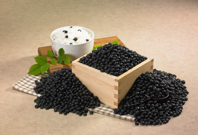 한국인의 밥상에서 흰 쌀밥은 점차 사라지고, 잡곡밥이 대세로 자리잡고 있는 걸로 나타났다.
지난해 1인당 연간 쌀 소비량은 30년 전과 비교해 절반 가량 급감한 사이 대형마트 등 유통 채널에선 잡곡류 판매가 크게 늘었다.