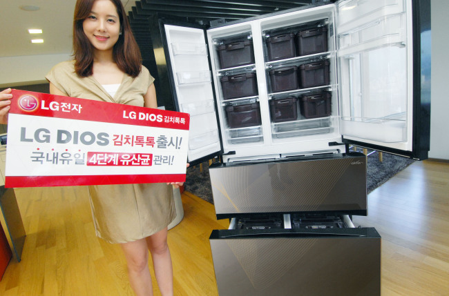겨울의 문턱에 접어들면서 김치냉장고 판매가 증가하고 있다. 모처럼 김치재료 값이 안정세를 보이면서 김장을 담그는 가정이 늘어난데다, 수년 주기로 돌아오는 교체수요가 맞물리면서 김치냉장고의 판매가 예년이상의 흐름을 보이고 있다는 게 업계의 반응이다.