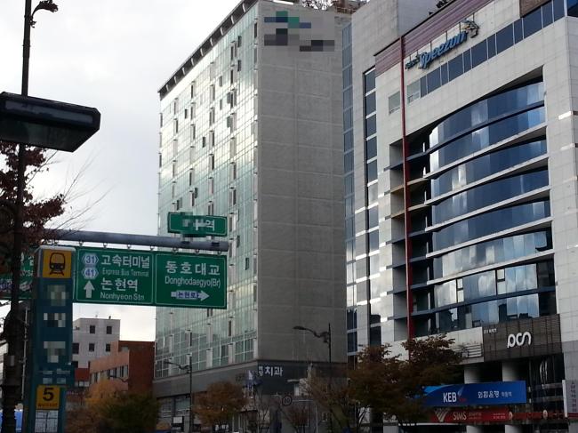 역세권 주변 소형 주택을 매입한 뒤 매월 짭짤한 월세 수입을 올리는 직장인 재테크족들이 늘고 있다. 사진은 직장인 소유비중이 늘고 있는 서울 강남구의 한 역세권 주상복합 단지 (사진 좌측 건물)