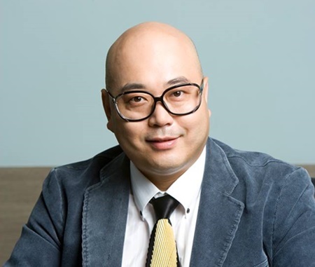 남궁훈(전기업인)
6월 ‘꿈으로 끝내지 않고, 꿈을 끝내지 않고...’라는 말을 남기고 게임업계를 잠시 떠났던 남궁훈 전 위메이드 대표가 후배 양성을 위해 복귀한다. 이른바 ‘남궁훈표 창업사관학교’를 설립하고 게임업계 중소 벤처와 꿈나무를 지원한다는 계획이다. 지난 해 모바일게임으로 위메이드를 일약 스타 기업으로 만든 그가 또 다른 대박기업을 키워낼 수 있을지 주목된다.