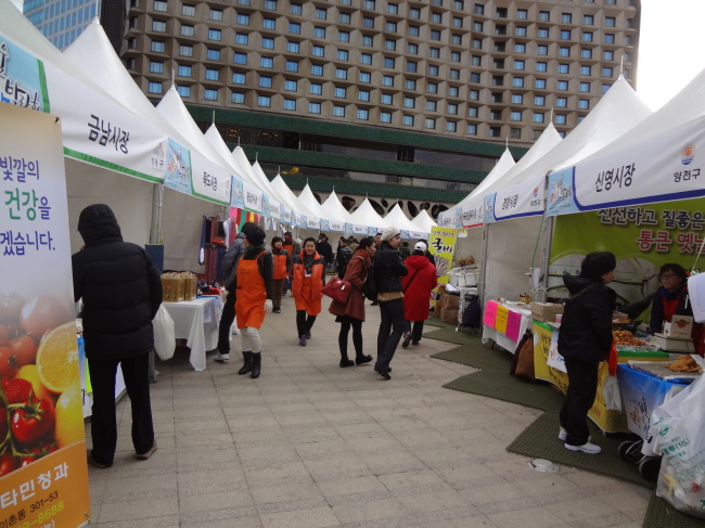 서울광장에서 열린 전통시장 박람회 부스를 시민들이 둘러보고 있다.