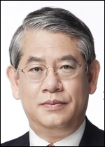 박종구(교수/전학교법인인/아주대학교교육대학원교수/한국폴리텍대학이사장)
건강보험개혁법 소위 오바마케어 시행을 둘러싸고 미국 사회가 시끄럽다. 오바마케어는 지난 10월 본격 시행에 들어갔는데 웹사이트 접속 차질과 제도상 미비점 등이 계속 드러나면서 야당인 공화당과 보수단체들로부터 거센 비난을 받고 있다.