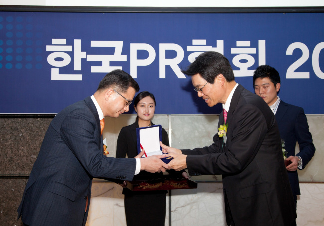 지난 20일 서울 소공동 플라자호텔에서 열린 2013년 한국PR대상 시상식에서 여승주(왼쪽) 한화그룹 경영기획실 전무가 정상국 한국PR협회장으로부터 대상을 수상하고 있다.