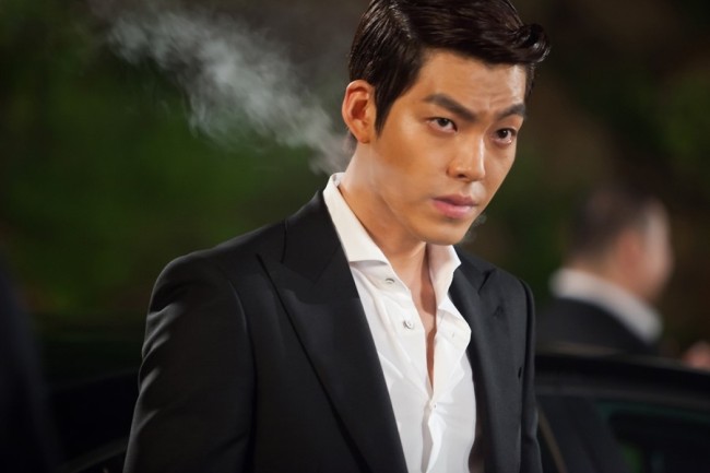 김우빈(김현중/모델/탤런트)
아버지의 한을 품은 ‘조폭청년’의 활극이냐, 가족을 잃은 아내이자 엄마의 복수극이냐. 망치 든 영웅의 액션이냐, 활 든 ‘헤로인’의 반란이냐.