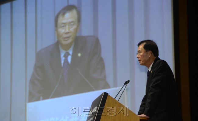노대래 공정위원장이 21일 오전 대한상공회의소에서 주최하는 CEO 조찬간담회에 참석해 강연을 하고 있다. 박해묵 기자/mook@heraldcorp.com
노대래 공정위원장이 21일 오전 대한상공회의소에서 주최하는 CEO 조찬간담회에 참석해 강연을 하고 있다. 박해묵 기자/mook@heraldcorp.com
노대래 공정거래위원장이 21일 오전 대한상공회의소 주최 CEO 조찬간담회에서 강연을 하고 있다.  박해묵 기자/mook@heraldcorp.com