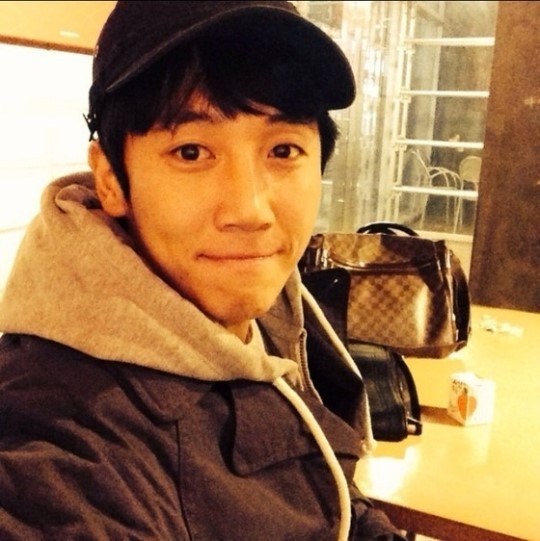 전영중(개그맨)
개그맨 전영중(27)이 오토바이 사고로 유명을 달리한 가운데, 갑작스러운 비보를 접한 동료 개그맨들이 슬픔에 잠겼다.