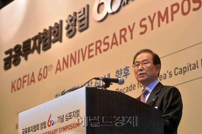 신제윤(정무직공무원/전행정공무원/금융위원회위원장)
21일 오전 서울 웨스틴조선 그랜드볼룸에서 신재윤 금융위원회위원장, 박종수 금융투자협회회장등이 참석한 가운데 금융투자협회 창립 60주년 기념식이 열렸다. 신재윤 금융위원회위원장이 축사를 하고 있다.