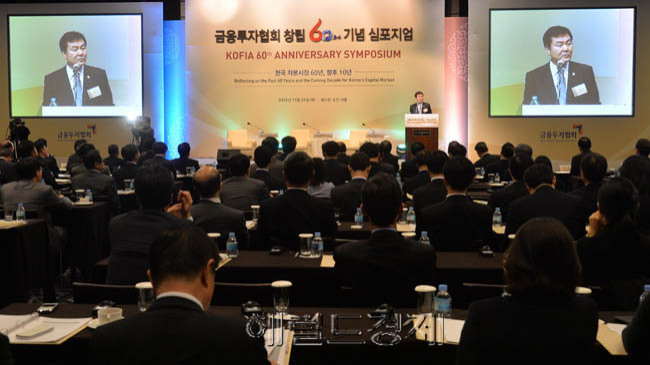 신제윤(정무직공무원/전행정공무원/금융위원회위원장)
21일 오전 서울 웨스틴조선 그랜드볼룸에서 신재윤 금융위원회위원장, 박종수 금융투자협회회장등이 참석한 가운데 금융투자협회 창립 60주년 기념식이 열렸다. 신재윤 금융위원회위원장이 축사를 하고 있다.