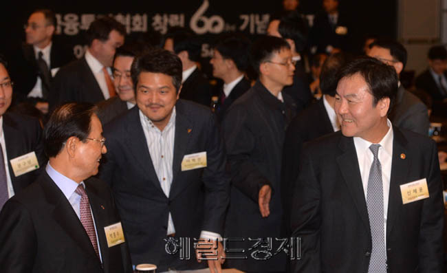 박종수(좌부터/금융인/금융투자협회회장/국제증권업협회협의회회장),신제윤(정무직공무원/전행정공무원/금융위원회위원장)
21일 오전 서울 웨스틴조선 그랜드볼룸에서 신재윤 금융위원회위원장, 박종수 금융투자협회회장등이 참석한 가운데 금융투자협회 창립 60주년 기념식이 열렸다.