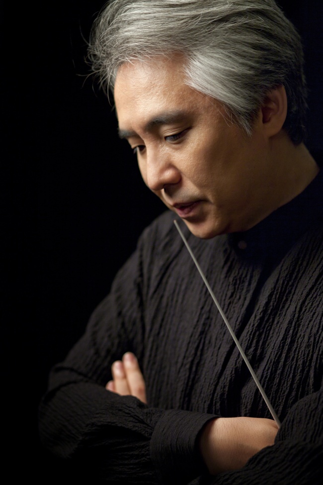 김대진(교수/피아니스트/한국예술종합학교교수/수원시립교향악단상임지휘자/한국예술영재교육원원장)
김대진(51) 수원시립교향악단 음악감독 겸 상임지휘자만큼 국내 클래식계에서 분주한 이도 드물다. 한국예술종합학교 교수, 한국예술영재교육원 원장, 금호아트홀 체임버 뮤직 소사이어티 음악감독 등 명함에 적어 넣은 직함도 여러 개다. 피아니스트이자 지휘자이며 교수의 직분을 모두 훌륭히 소화해낸다. 최근 한예종 교수실에서 만난 김대진 감독은 “나는 교수다. 지휘야 피아노 연주의 연장선에서 하는 것이다”며 교육직에 무게를 더 뒀다.