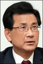 이시종(광역단체장/전국회의원/충청북도도지사)
오송첨단의료산업진흥재단(이사장 윤여표)은 오송첨단의료복합단지의 핵심연구지원시설이 착공 2년 만에 준공되어 21일 재단 대회의실에서 준공식을 가졌다고 밝혔다.