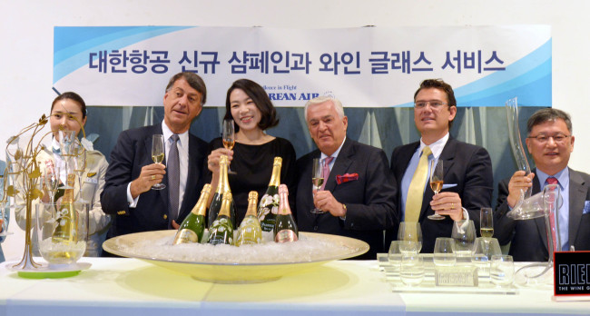 (From left) Con Constandis, Asia head of Pernod Ricard; Cho Hyun-ah, senior vice president of Korean Air; and Jacques Menier, marketing director of Perrier-Jouet, pose at the Korean carrier’s head office in Seoul on Thursday after announcing a new luxury champagne service for first- and prestige-class passengers.   Kim Myung-sub/The Korea Herald