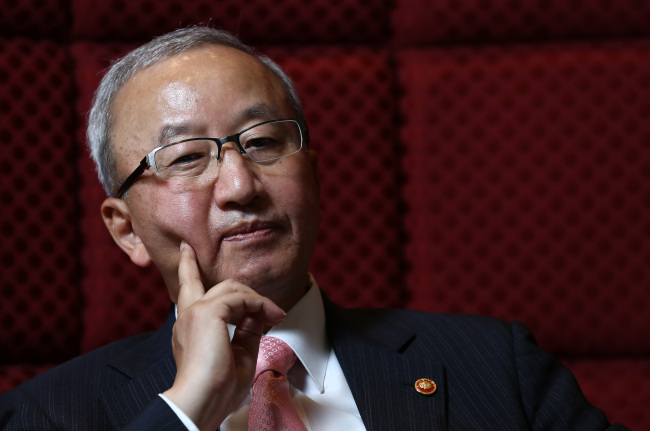 현오석(정무직공무원/기획재정부장관부총리)
Deputy Prime Minister and Finance Minister Hyun Oh-seok has raised the bar for state-owned enterprises and quasi-sovereign institutions to commence management reform and reduce their excessive debt.