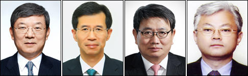이재성(좌부터/기업인/현대중공업회장),김정래(기업인/현대종합상사사장),김외현(기업인/현대중공업대표이사사장),이건종(기업인/전검사/현대중공업실장)
현대중공업그룹은 21일 사장단 인사를 단행, 이재성 현대중공업 사장을 현대중공업 회장으로 승진 발령했다고 밝혔다. 2011년 12월 민계식 전 회장을 끝으로 비워뒀던 회장 자리를 2년여 만에 다시 채웠다. 책임경영 강화를 위해 총괄사장제를 신설하고 조선ㆍ해양 부문과 엔진ㆍ건설장비 부문 사장을 각각 총괄 사장으로 이동시켰다. 내부 비리 척결 및 윤리경영 강화를 위해 윤리ㆍ감사기능 총괄에 사장급을 배치했다.