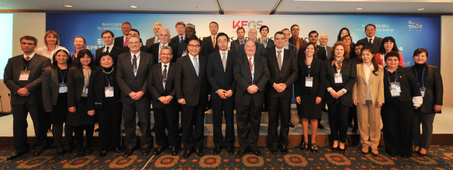 Yu Hyun-seok (center, front row), president of the Korea Foundation, Park Jin (seventh from left), executive president of the Asia Future Institute, and other participants pose at the KF seminar on middle powers and public diplomacy in Seoul on Thursday.   Korea Foundation
