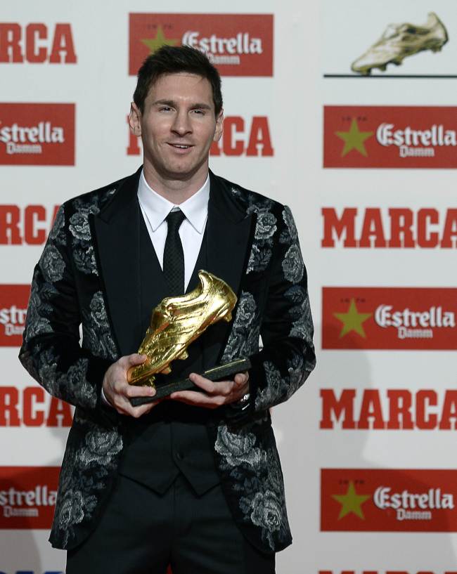 리오넬메시(LionelMessi/축구선수/FC바르셀로나포워드)
BARCELONA (AP) ― Barcelona forward Lionel Messi won a record third Golden Boot on Wednesday for scoring the most goals in Europe’s domestic leagues last season.