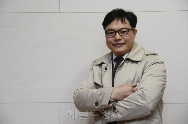 재판소설 '독도반환청구소송' 저자 강정민. 박해묵 기자/mook@heraldcorp.com
재판소설 '독도반환청구소송' 저자 강정민. 박해묵 기자/mook@heraldcorp.com