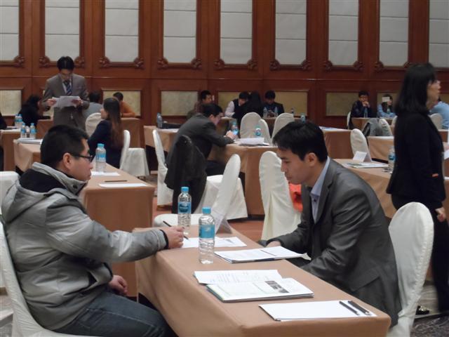 중국 다롄 푸리화호텔에서 열린 상담회에서 한국기업들이 중국 측과 수주 상담을 하고 있다.