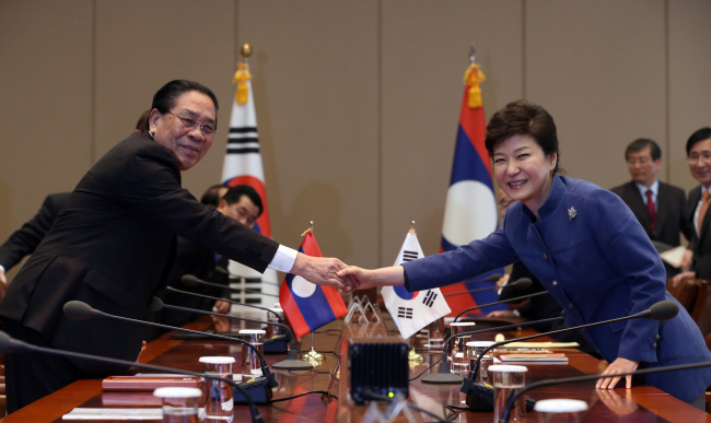 촘말리사야손(좌부터/ChoummalySayasone/라오스대통령),박근혜(대통령/대한민국대통령)
Presidents Park Geun-hye of South Korea and Choummaly Sayasone of Laos shake hands at summit talks at Cheong Wa Dae, Friday.   Yonhap News
