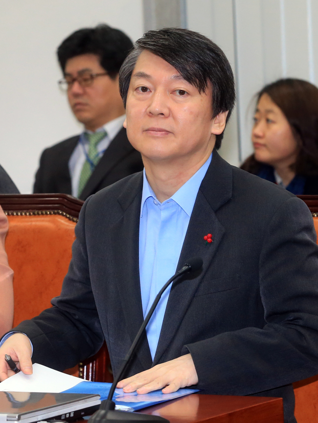 무소속 안철수 의원이 22일 오전 국회에서 열린 동북아역사왜곡대책 특별위원회 전체회의에 참석하고 있다. (연합뉴스)