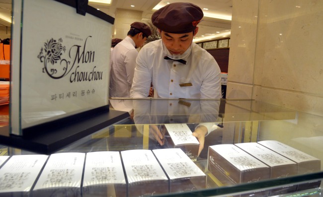 Customers keep coming for Mon Chou Chou’s Dojima rolls at its Shinsegae Gangnam Department
Store shop in Seocho-gu, Seoul.  (Kim Myung-sub/The Korea Herald)