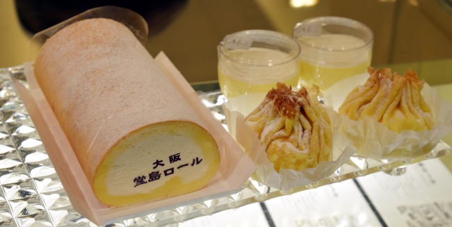 Mon Chou Chou’s headline act, the Dojima roll (left); the brand’s Happy Pouch (right) — a crepe bundle filled with
layers of cheese cake, custard and cream — and equally delectable pudding (right, back)
(Kim Myung-sub/The Korea Herald)