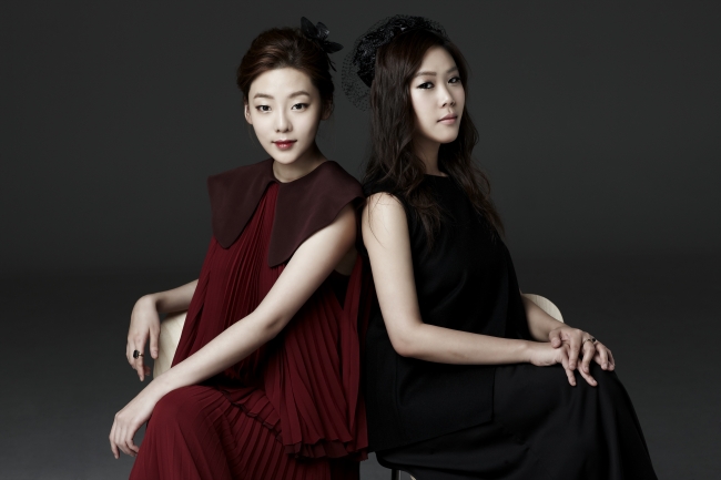 Violinist Clara-Jumi Kang (left) and pianist Son Yeol-eum will hold “Fantasy for Two” concert at Seoul Arts Center on Dec. 7.  (Credia)